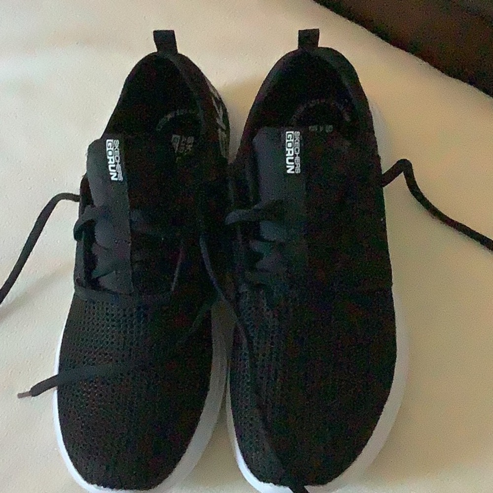 Sketchers black sneakers